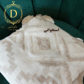 شال مبل دکونایس مدل پانچ با طرح هندسی لوزی کرم و زرد، روی صندلی تکنفره سبز