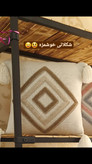 مجموعه کاور کوسنهای دکونایس طرح پانچ در رنگهای زرد، سبز، طوسی و صورتی روی مبل راحتی
