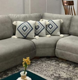 مجموعه کاور کوسنهای دکونایس طرح پانچ در رنگهای زرد، سبز، طوسی و صورتی روی مبل راحتی