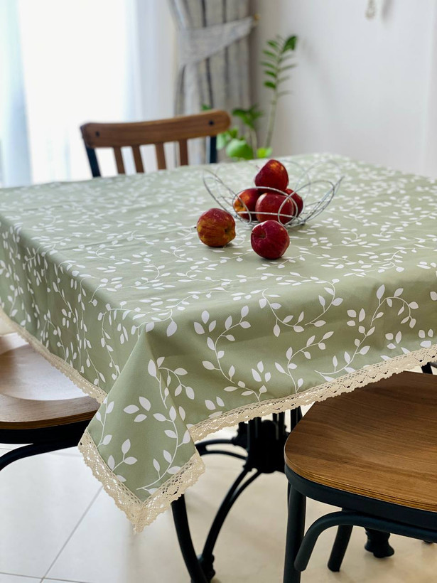 رومیزی سبز با طرح برگهای سفید و لبهدوزی توری دکونایس برای میز ناهارخوری